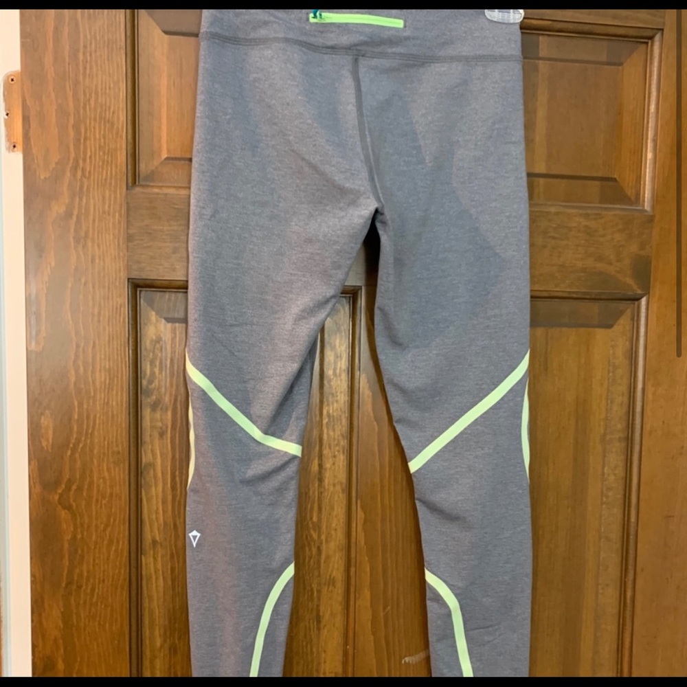 3 pairs of size 14 girls ivivva leggings. All in like new condition - Picture 5 of 10